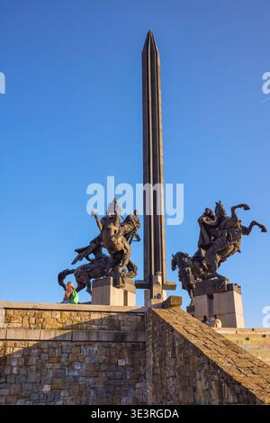 Veliko Tarnovo Bulgarie, 13 mars 2026. Le majestueux monument (Assenevtsi), aussi appelé (les cavaliers). Le monument est une création d'un centime impressionnant Banque D'Images