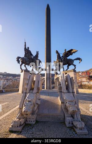 Veliko Tarnovo Bulgarie, 13 mars 2026. Le majestueux monument (Assenevtsi), aussi appelé (les cavaliers). Le monument est une création d'un centime impressionnant Banque D'Images