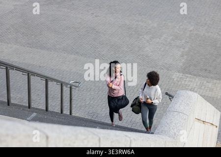 Pavés interverrouillables couvrant la place urbaine et menant à un escalier en pierre, main courante en acier Banque D'Images