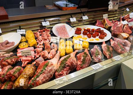 Lausanne, Suisse, 21 mars. Sélection de coupes d'agneau fraîches, y compris cuisse, jarrets et supports dans un présentoir de boucherie professionnel Banque D'Images