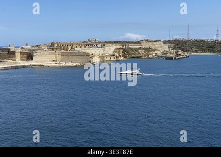 2019 Malte Valletta, entrée du Grand Port, un petit yacht avec un fort en arrière-plan ; kleine Yacht vor dem Hintergrund einer Festung Banque D'Images