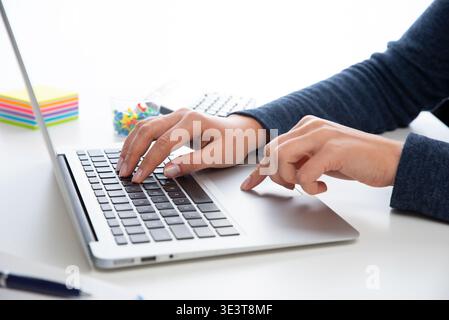 Femme utilisant un ordinateur portable, concept d'achat en ligne, gros plan Banque D'Images