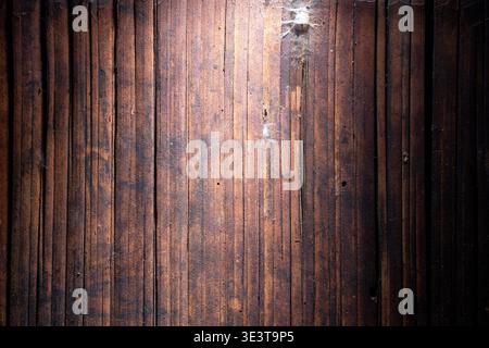 Gros plan d'un mur de bambou aplati traditionnel indonésien de gouttière ou de pelupuh montrant un grain vertical détaillé, l'altération des intempéries et des tons clairs doux avec da Banque D'Images