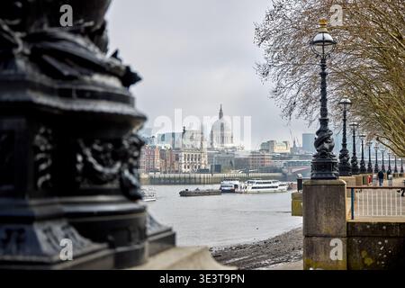 Vue sur la cathédrale Saint-Paul depuis la rive sud de l'autre côté de la Tamise, avec l'emblématique horizon londonien qui s'étend le long du front de mer. Banque D'Images