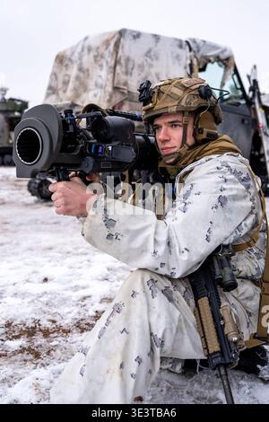 Un Marine américain vise son MAAWS (Multi-Role anti-Armor anti-personnel Weapon System) lors de l’entraînement pendant l’exercice Cold Response 26. L’exercice Cold Response 2026 a réuni plus de 32 000 soldats de 14 pays alliés pour un entraînement intensif au-dessus du cercle arctique en Norvège et en Finlande. En Laponie, en Finlande, des soldats se sont entraînés côte à côte pour renforcer leurs positions défensives et effectuer des tâches qui mettent à l’épreuve leur endurance et leur travail d’équipe dans un environnement où les températures glaciales, la neige profonde et les longues distances font de chaque mouvement un défi. Banque D'Images