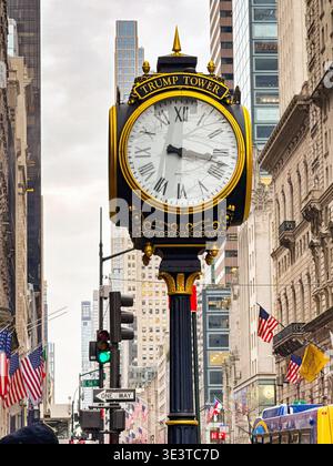 New York City, New York, États-Unis - 9 janvier 2026 : horloge ornée devant la Trump Tower sur la Cinquième Avenue dans le centre de Manhattan. Banque D'Images
