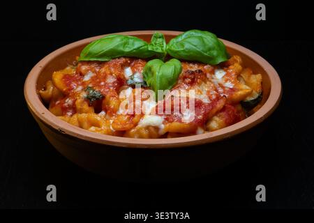 Gnocchi alla sorrentina sont des gnocchi de pommes de terre garni d'une sauce tomate simple aromatisée au basilic, enrichie de mozzarella filamenteuse et de parmesan, et t Banque D'Images