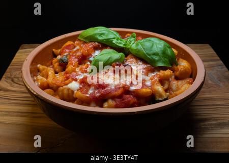 Gnocchi alla sorrentina sont des gnocchi de pommes de terre garni d'une sauce tomate simple aromatisée au basilic, enrichie de mozzarella filamenteuse et de parmesan, et t Banque D'Images