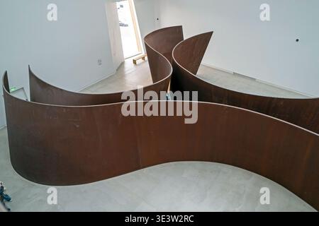 Richard Serra Crossroads murs massifs en acier incurvés sans vue aérienne des visiteurs à Almaty Banque D'Images