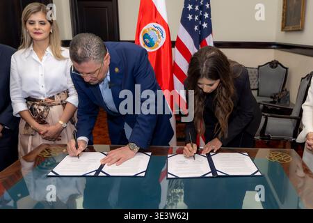 San José, Costa Rica. 23 mars 2026. Le président costaricien Rodrigo Chaves, 2ème à gauche, et les mains de l'ancienne secrétaire à la sécurité intérieure des États-Unis Kristi Noem, à droite, signent un accord alors que la présidente élue costaricienne Laura Fernandez, à gauche, regarde le ministère des Affaires étrangères, le 23 mars 2026, à San Jose, Costa Rica. L'accord permettra aux États-Unis d'expulser des migrants de pays tiers vers le Costa Rica. Crédit : TIA Dufour/DHS photo/Alamy Live News Banque D'Images