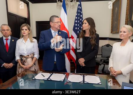 San José, Costa Rica. 23 mars 2026. Le président costaricien Rodrigo Chaves, au centre gauche, et les mains de l'ancienne secrétaire à la sécurité intérieure des États-Unis Kristi Noem, 2ème à droite, signent un accord d'expulsion au ministère des Affaires étrangères, le 23 mars 2026, à San Jose, Costa Rica. Debout de gauche à droite : le ministre des Affaires étrangères du Costa Rica Arnoldo Andre, la présidente élue du Costa Rica Laura Fernandez, le président Rodrigo Chaves, Kristi Noem et l'ambassadrice des États-Unis au Costa Rica Melinda Hildebrand. Crédit : TIA Dufour/DHS photo/Alamy Live News Banque D'Images