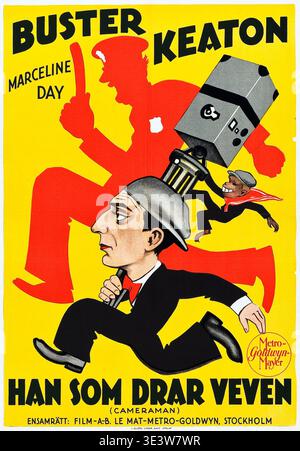 Cette affiche de film vintage suédoise vibrante datant de 1928, pour le film « le cameraman » (intitulé « Han som drar veven »), présente une illustration dynamique de Buster Keaton dans une pose de course, serrant un appareil photo. Il est accompagné de la comédienne Marceline Day. Le fond montre une grande silhouette rouge d'un policier. Banque D'Images