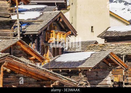 Toits enneigés de vieilles fermes et entrepôt Stadel, centre ville historique, Grimentz, Val d'Anniviers, Alpes valaisannes, canton du Valais, Suisse Banque D'Images