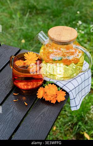 Une tasse apaisante de tisane à base de fleurs de calendula cultivées sur place, connue pour ses propriétés détoxifiantes et calmantes, offrant une boisson choic saine Banque D'Images