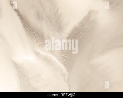Une vue aérienne époustouflante sur les dunes de Saujil à Catamarca, Argentine, mettant en valeur les motifs complexes et la beauté naturelle du paysage désertique avec Banque D'Images