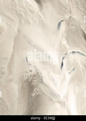 Une vue aérienne à couper le souffle capture l'immensité des dunes de Saujil à Catamarca, en Argentine, mettant en valeur leurs motifs uniques et les nuances subtiles de sa Banque D'Images
