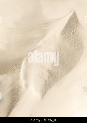 Une vue aérienne saisissante des dunes de Saujil à Catamarca, Argentine, mettant en valeur leurs vastes et ondulantes formations de sable. Les ombres douces et la texture Banque D'Images