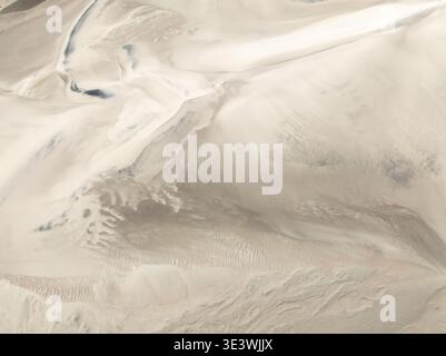 Une vue aérienne à couper le souffle sur les dunes de Saujil à Catamarca, Argentine, mettant en valeur de vastes formations de sable blanc et des vents complexes en se Banque D'Images