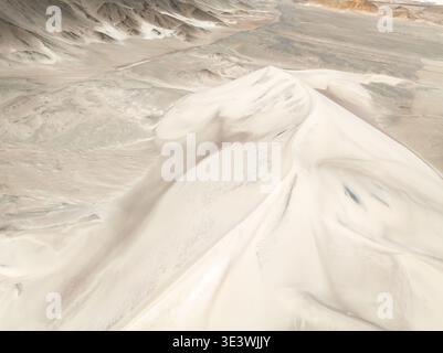 Découvrez la beauté sereine des dunes de Saujil, nichées à Catamarca, en Argentine. Ce paysage captivant offre une vue imprenable sur san vallonné Banque D'Images