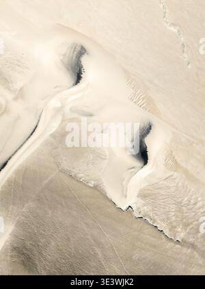 Découvrez la vue aérienne époustouflante sur les dunes de Saujil à Catamarca, en Argentine. Les sables de balayage créent un motif naturel fascinant dans ce seren Banque D'Images