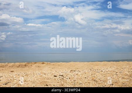 L'accent est mis sur les plages de sable et de coquillage et les nuages blancs au-dessus de la mer. Côte de la mer d'Azov, baie de Temryuk, station balnéaire de Golubitskaya, Taman Penins Banque D'Images