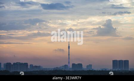 Bleu et rose se lève sur la ville de Moscou avec la tour de télévision Ostankino et le parc Timiryazevskiy le matin d'été Banque D'Images