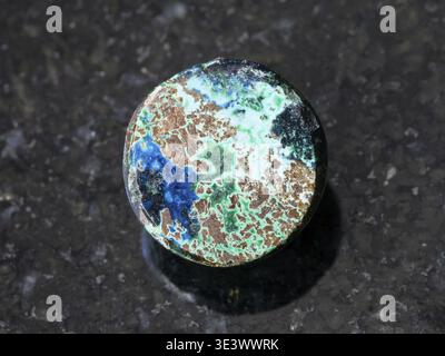 Macro shot d’un échantillon de roche naturelle â€” échantillon d’une pierre précieuse de chrysocolla sur un fond de granit foncé Banque D'Images
