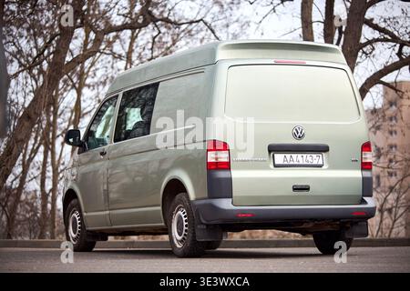 Minsk, Biélorussie - 17 mars 2026 : gris Volkswagen transporter T5 empattement court (SWB) avec fourgonnette de toit moyen garée dans la vue arrière de la rue. Banque D'Images