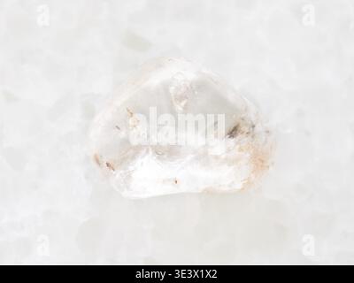 Plan macro d'un échantillon de roche naturelle rocheux rocheux rocheux trempé sur fond de marbre blanc Banque D'Images