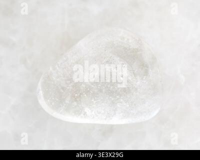 Plan macro d'un échantillon de roche naturelle rocheux rocheux rocheux trempé sur fond de marbre blanc Banque D'Images