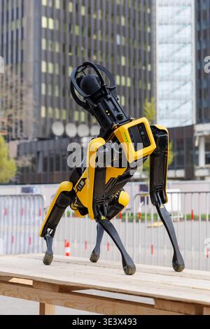 Un quadrupède robotisé est présenté lors de XPONENTIAL Europe 2026 au Messe Düsseldorf à Düsseldorf, Allemagne, le 24 mars 2026. Crédit : Aleksandr Nagornyi/Alamy Live News Banque D'Images