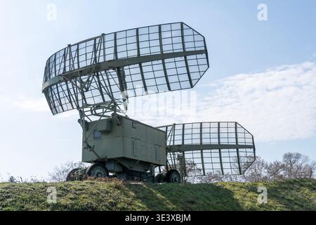 Vieux système d'antenne radar militaire soviétique avec ciel bleu en arrière-plan Banque D'Images