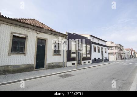 L'architecture dans la ville d'Espinho, au sud de la ville Porto à Porugal en Europe. Portugal, Porto, avril 2019 Banque D'Images