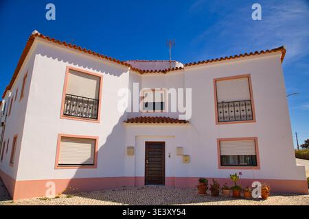 Maison portugaise blanche à deux étages avec toit en terre cuite sous ciel bleu sur Fishermans Trail Banque D'Images
