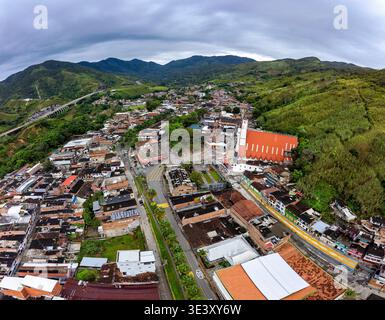 Cisneros, Antioquia - Colombie. 25 février 2026. Vue panoramique drone de la commune située à 76,9 km de Medellin. Banque D'Images