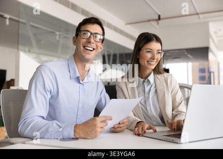 Portrait d'homme professionnel assis au bureau avec collègue femme Banque D'Images