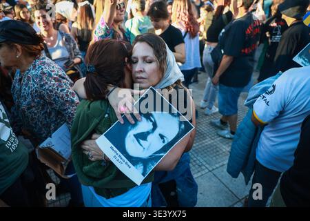 Buenos Aires, Argentine. 24 mars 2026. Les gens s'embrassent lors d'un rassemblement pour marquer le 50e anniversaire du coup d'État civilo-militaire en Argentine à Buenos Aires. Crédit : Cristina Sille/dpa/Alamy Live News Banque D'Images