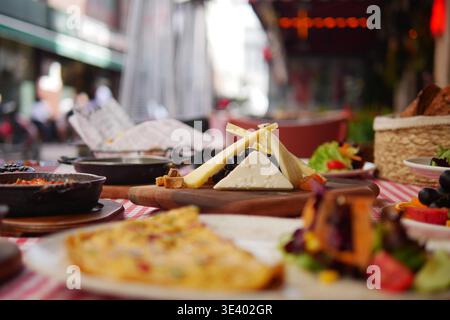 Profiter de la nourriture à une table de café dans la ville pendant la journée Banque D'Images