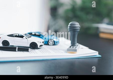 Demande approuvée de prêt de voiture avec clé de voiture, tampon en caoutchouc et concept de calculatrice. document financier sur table en bois. Approbation des actifs achats à acheter c Banque D'Images