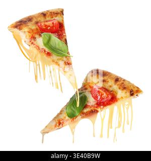 Délicieuses tranches de pizza avec des cordes de fromage étirées dans l'air sur fond blanc Banque D'Images