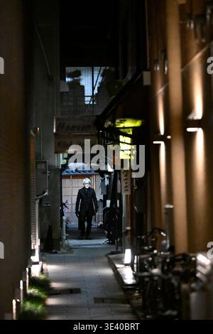 Vue de nuit de la rue étroite dans le quartier de Gion, Kyoto, Japon. Banque D'Images