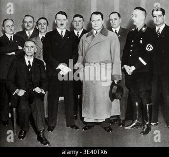 Le jour de sa nomination en tant que chancelier du Reich le 30 janvier 1933, une photographie de l’état-major du Führer – prise pendant la prise de pouvoir nazie – montre, de gauche à droite, Oberpräsident Wilhelm Kube, ministre de la Justice Hanns Kerrl, ministre Joseph Goebbels, Adolf Hitler, chef d’état-major Ernst Röhm, Ministerpräsident Hermann Göring, ministre Walther Darré, Reichsführer Führer-SS Heinrich Himmler et le député Rudolf Hess, avec le ministre Wilhelm Frick assis au front. Banque D'Images