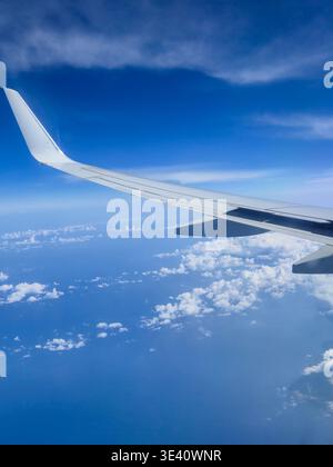 Une belle vue aérienne de l'aile d'un Boeing 737-800 lors d'un vol de Stanstead, Londres à Athènes, Grèce. Banque D'Images