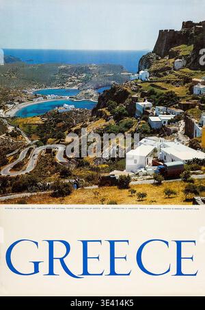 Cette superbe affiche de voyage de 1967 pour la Grèce, avec une photographie de D. Harissiadis et une composition de G. Vakirtzis, présente l'île pittoresque de Kithira (Kythira). La vue aérienne capture des bâtiments blanchis à la chaux nichés dans une colline accidentée surplombant une magnifique baie aux eaux turquoises claires, incarnant le charme classique de l'île grecque. Banque D'Images