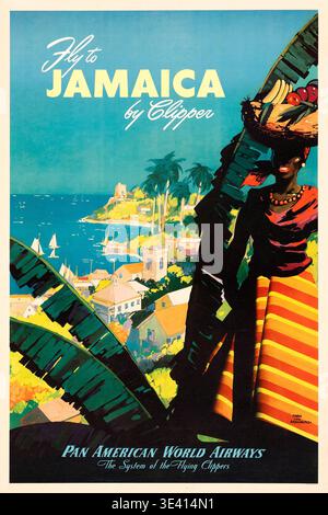 Cette affiche de voyage dynamique des années 1950, créée par l'artiste Mark von Arenburg pour Pan American World Airways, invite les voyageurs à « voler vers la Jamaïque en Clipper ». Il présente une illustration d'une femme locale équilibrant gracieusement un panier de fruits sur sa tête, dans un cadre pittoresque d'une ville côtière jamaïcaine avec des voiliers et une végétation luxuriante. Banque D'Images