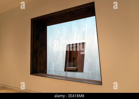 Vue intérieure architecturale géométrique à travers la fenêtre du Musée des Arts d'Almaty au Kazakhstan Banque D'Images