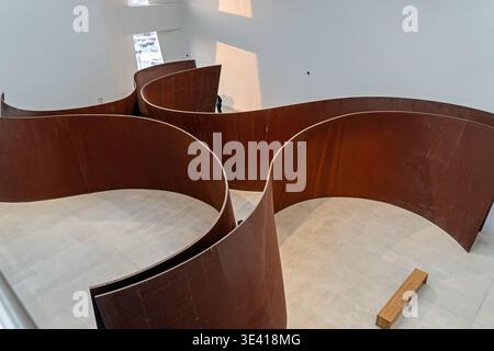 Richard Serra Crossroads acier altéré courbé murs vue aérienne dans le musée des arts d'Almaty, Kazakhstan Banque D'Images