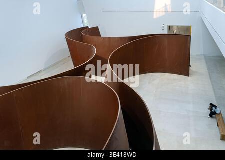 Richard Serra Crossroads vue aérienne de l'installation en acier courbe avec visiteur assis à Almaty Banque D'Images