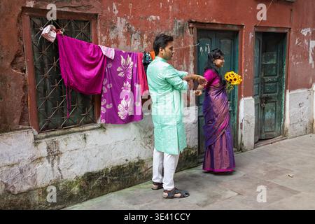 Mariés et mariés indiens posant pour des photos de mariage à Mullick Ghat, Kolkata, Bengale occidental, Inde Banque D'Images