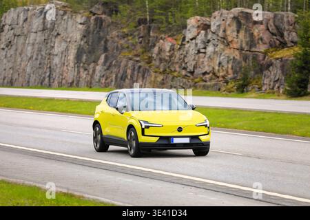Voiture vus électrique Volvo EX30 jaune à grande vitesse sur autoroute un jour de printemps. Salo, Finlande. 9 mai 2025. Banque D'Images